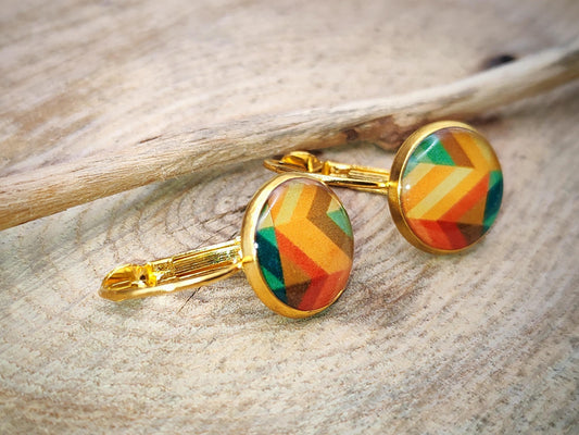 Boucles d'oreille de 12mm de diamètre en résine sur imprimé, motif asymétrique, fait main