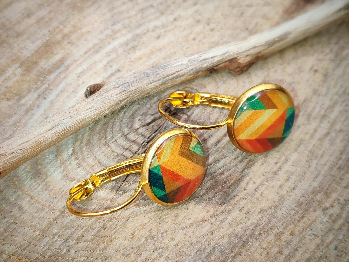 Boucles d'oreille de 12mm de diamètre en résine sur imprimé, motif asymétrique, fait main