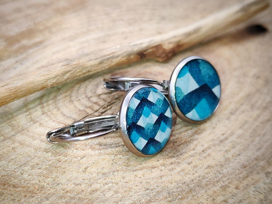 Boucles d'oreille de 12mm de diamètre en résine sur imprimé, motif asymétrique, fait main