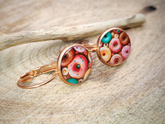 Boucles d'oreille de 12mm de diamètre en résine sur imprimé, motif asymétrique, fait main