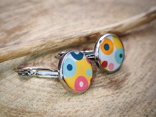 Boucles d'oreille de 12mm de diamètre en résine sur imprimé, motif asymétrique, fait main