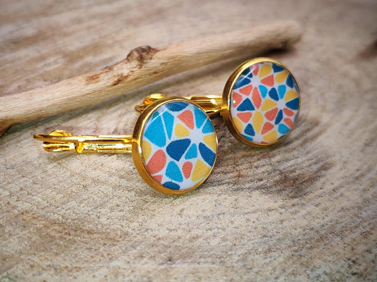 Boucles d'oreille de 12mm de diamètre en résine sur imprimé, motif asymétrique, fait main