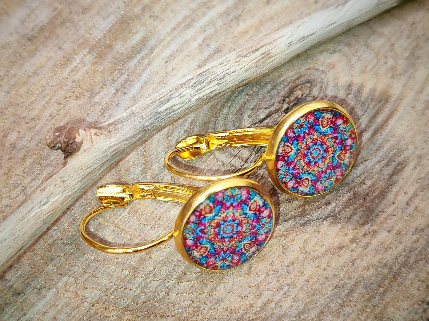 Boucles d'oreille de 12mm de diamètre en résine sur imprimé, fait main