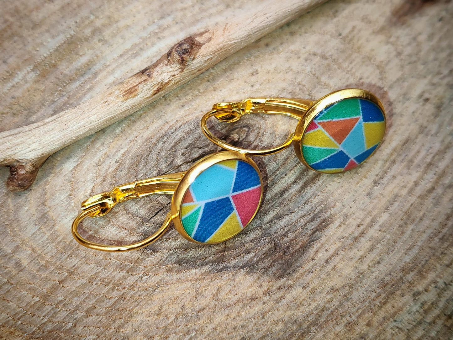 Boucles d'oreille de 12mm de diamètre en résine sur imprimé, motif asymétrique, fait main
