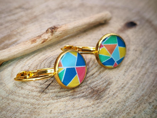 Boucles d'oreille de 12mm de diamètre en résine sur imprimé, motif asymétrique, fait main