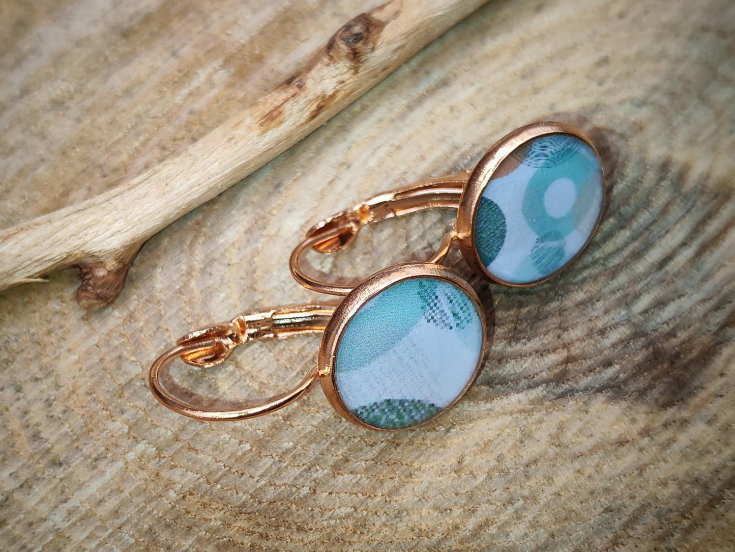 Boucles d'oreille de 12mm de diamètre en résine sur imprimé, motif asymétrique, fait main