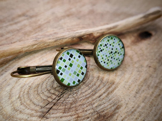 Boucles d'oreille de 12mm de diamètre en résine sur imprimé, motif asymétrique, fait main