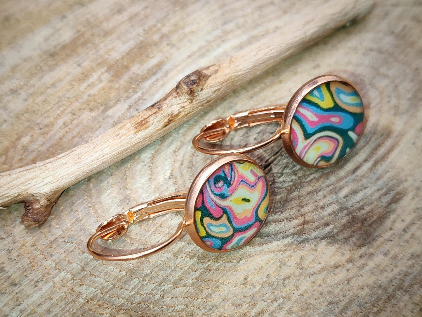 Boucles d'oreille de 12mm de diamètre en résine sur imprimé, motif asymétrique, fait main
