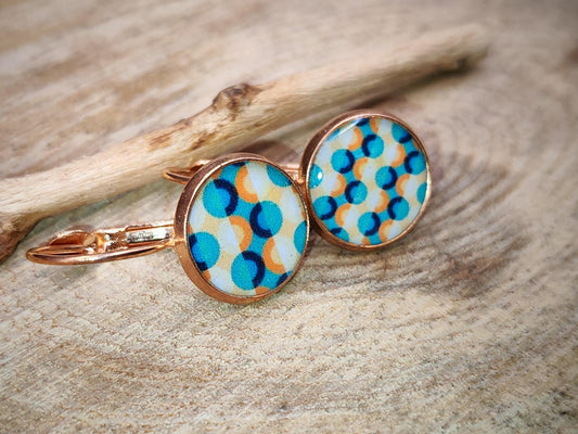 Boucles d'oreille de 12mm de diamètre en résine sur imprimé, motif asymétrique, fait main