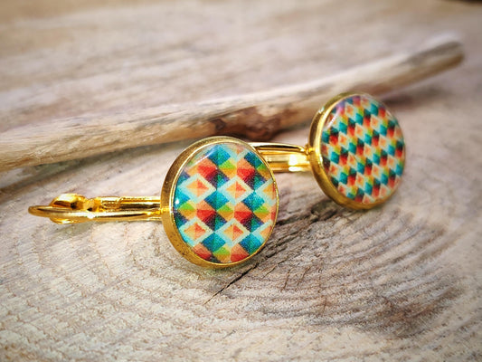 Boucles d'oreille de 12mm de diamètre en résine sur imprimé, motif asymétrique, fait main