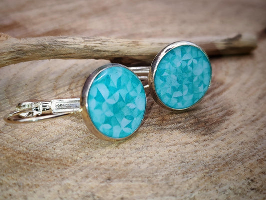 Boucles d'oreille de 12mm de diamètre en résine sur imprimé, motif asymétrique, fait main