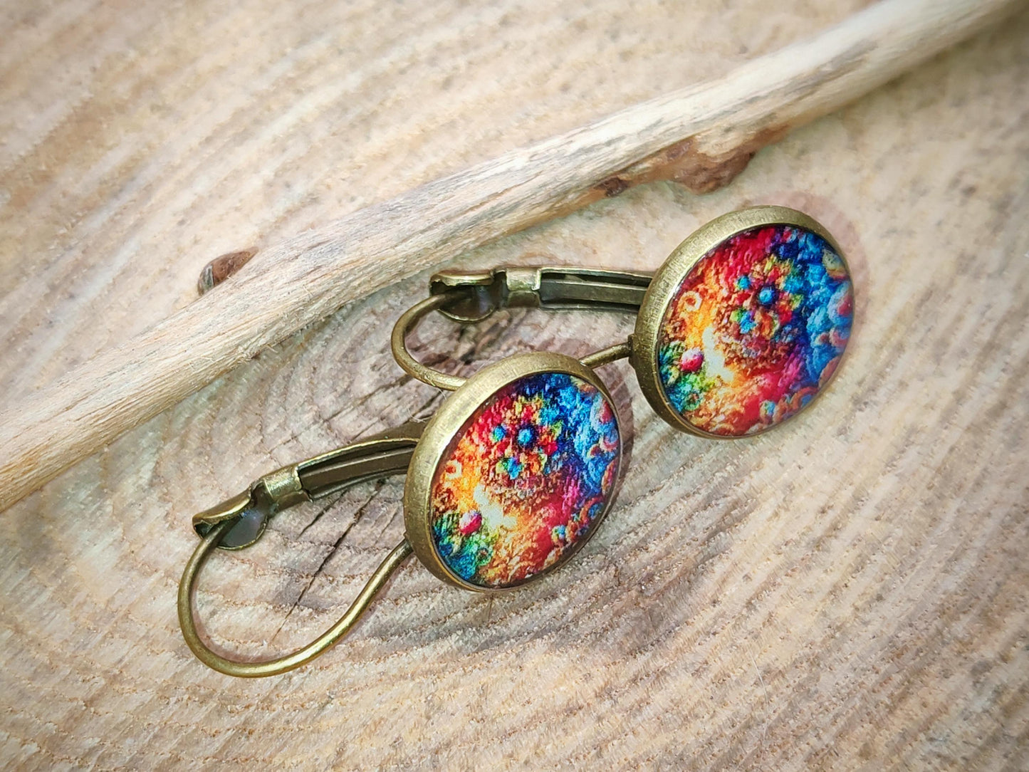 Boucles d'oreille de 12mm de diamètre en résine sur imprimé, motif asymétrique, fait main