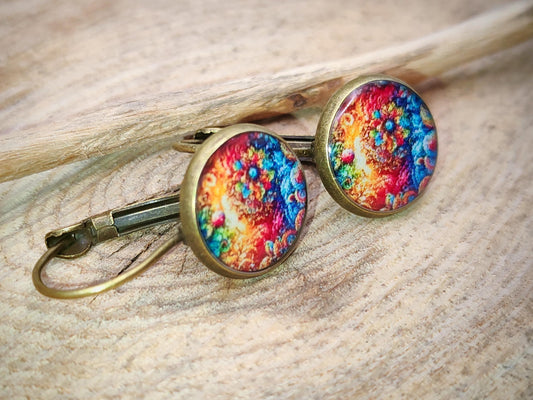 Boucles d'oreille de 12mm de diamètre en résine sur imprimé, motif asymétrique, fait main