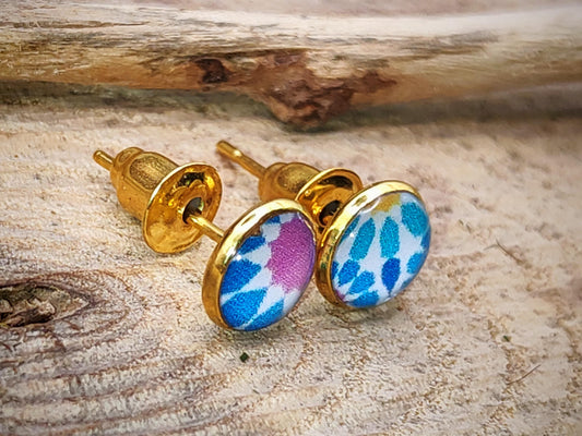 Clous d'oreille, acier inoxydable, cabochon de 6mm de diamètre en résine sur imprimé, motif asymétrique, fait main