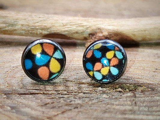 Clous d'oreille, acier inoxydable, cabochon de 6mm de diamètre en résine sur imprimé, motif asymétrique, fait main