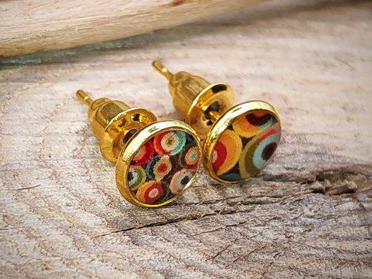 Clous d'oreille, acier inoxydable, cabochon de 6mm de diamètre en résine sur imprimé, motif asymétrique, fait main