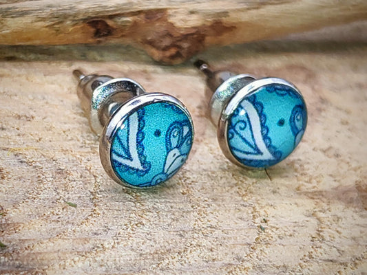 Clous d'oreille, cabochon de 6mm de diamètre en résine sur imprimé, fait main