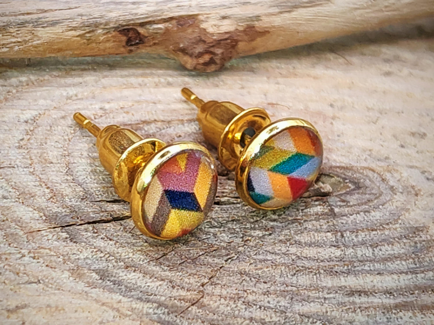 Clous d'oreille, acier inoxydable, cabochon de 6mm de diamètre en résine sur imprimé, motif asymétrique, fait main