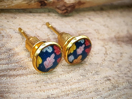 Clous d'oreille, acier inoxydable, cabochon de 6mm de diamètre en résine sur imprimé, motif asymétrique, fait main