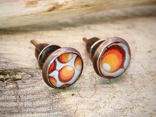 Clous d'oreille, laiton couleur cruivre, cabochon de 6mm de diamètre en résine sur imprimé, motif asymétrique, fait main