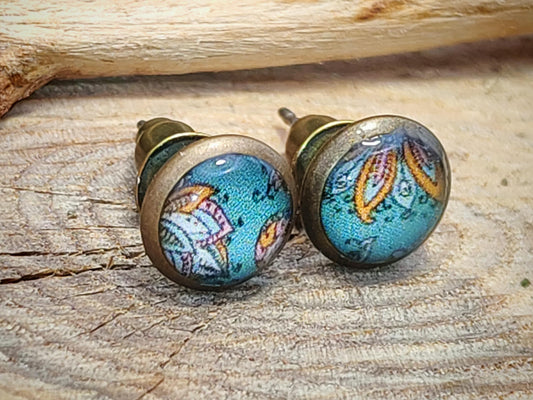 Clous d'oreille, laiton couleur bronze, cabochon de 6mm de diamètre en résine sur imprimé, motif asymétrique, fait main