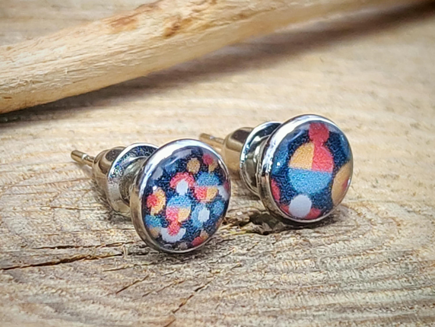 Clous d'oreille, acier inoxydable, cabochon de 6mm de diamètre en résine sur imprimé, fait main