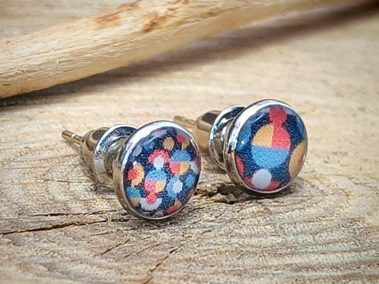 Clous d'oreille, acier inoxydable, cabochon de 6mm de diamètre en résine sur imprimé, fait main