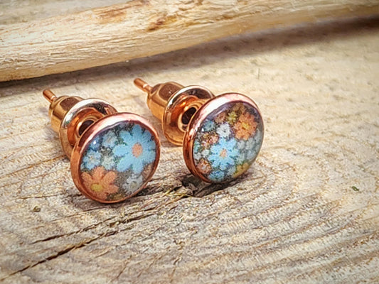 Clous d'oreille, acier inoxydable, cabochon de 6mm de diamètre en résine sur imprimé, motif asymétrique, fait main