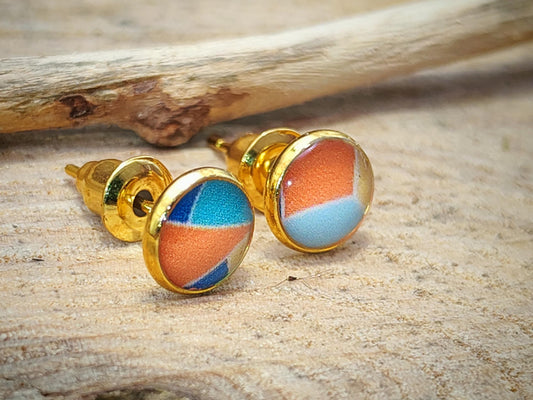 Clous d'oreille, acier inoxydable, cabochon de 6mm de diamètre en résine sur imprimé, motif asymétrique, fait main