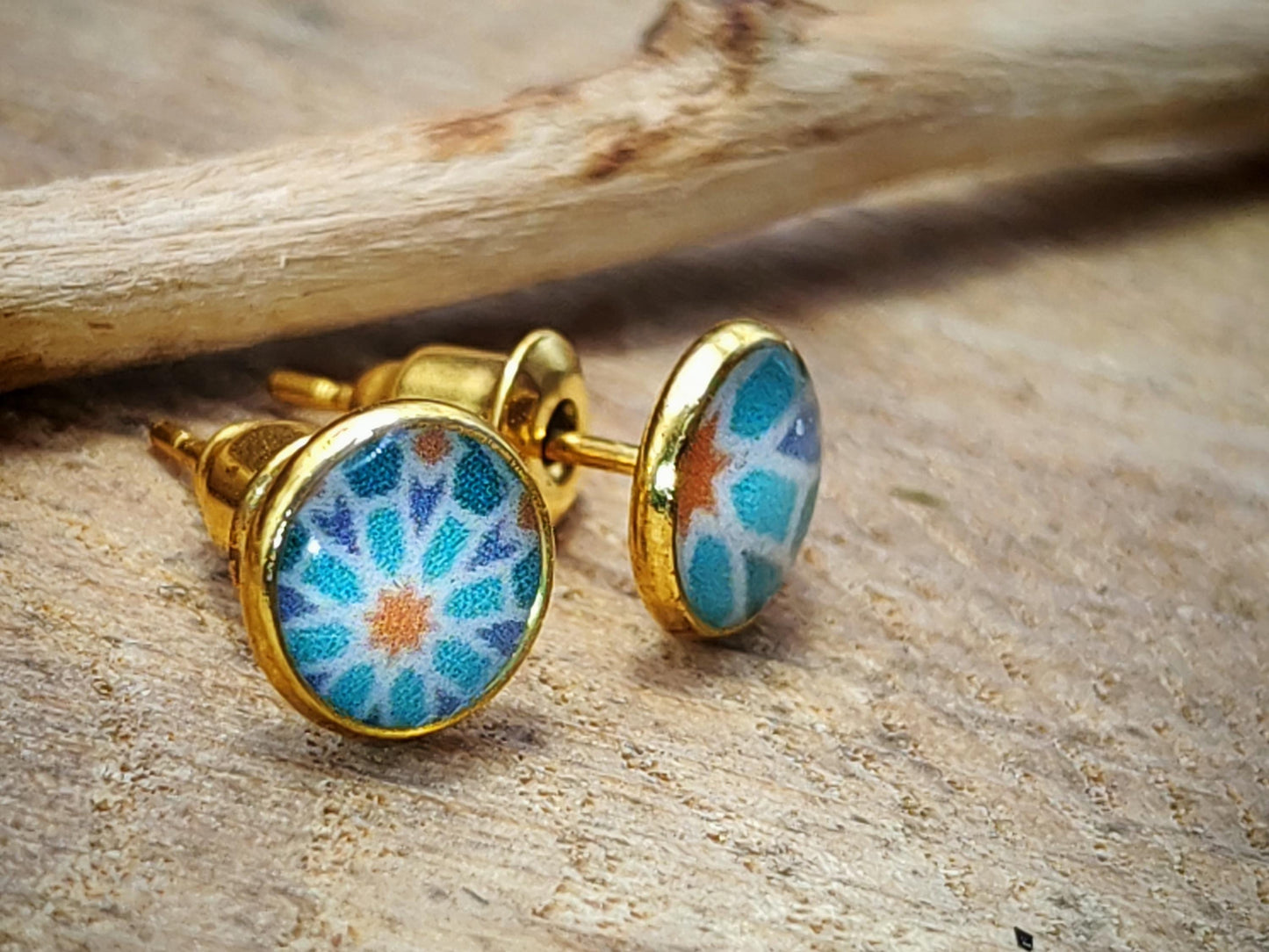 Clous d'oreille, cabochon de 6mm de diamètre en résine sur imprimé, fait main