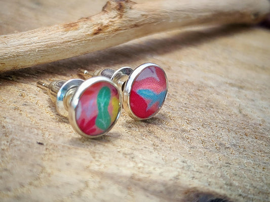 Clous d'oreille, acier inoxydable, cabochon de 6mm de diamètre en résine sur imprimé, motif asymétrique, fait main