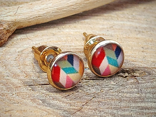 Clous d'oreille, acier inoxydable, cabochon de 6mm de diamètre en résine sur imprimé, motif asymétrique, fait main