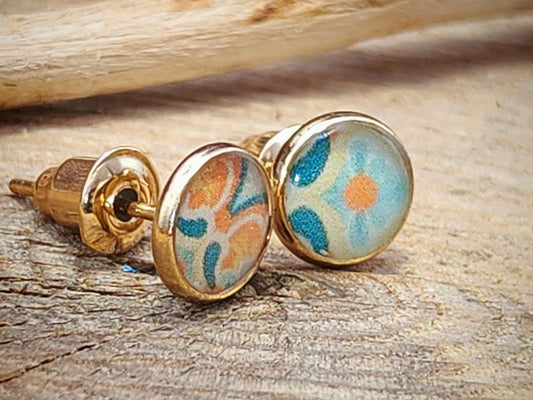 Clous d'oreille, acier inoxydable, cabochon de 6mm de diamètre en résine sur imprimé, motif asymétrique, fait main