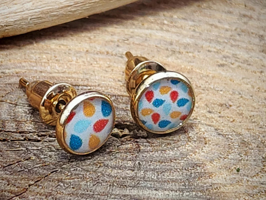 Clous d'oreille, acier inoxydable, cabochon de 6mm de diamètre en résine sur imprimé, motif asymétrique, fait main