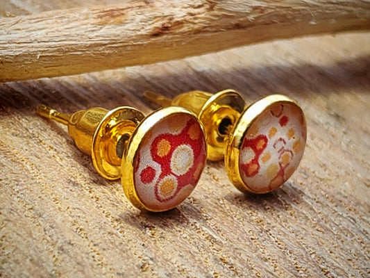 Clous d'oreille, acier inoxydable, cabochon de 6mm de diamètre en résine sur imprimé, motif asymétrique, fait main