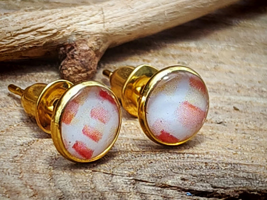 Clous d'oreille, acier inoxydable, cabochon de 6mm de diamètre en résine sur imprimé, motif asymétrique, fait main