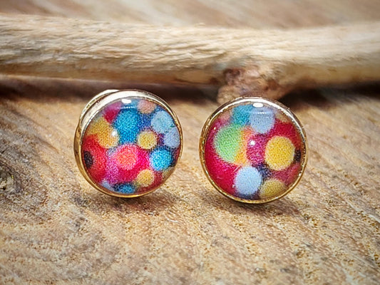 Clous d'oreille, acier inoxydable, cabochon de 6mm de diamètre en résine sur imprimé, motif asymétrique, fait main