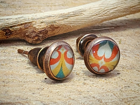 Clous d'oreille, acier inoxydable, cabochon de 6mm de diamètre en résine sur imprimé, motif asymétrique, fait main