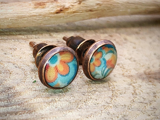 Clous d'oreille, acier inoxydable, cabochon de 6mm de diamètre en résine sur imprimé, motif asymétrique, fait main