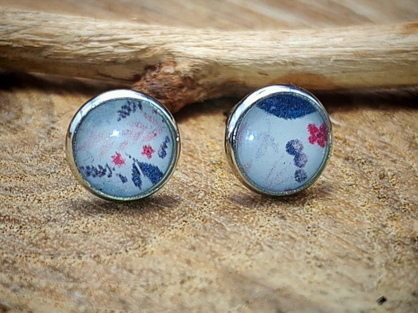 Clous d'oreille, acier inoxydable, cabochon de 6mm de diamètre en résine sur imprimé, motif asymétrique, fait main