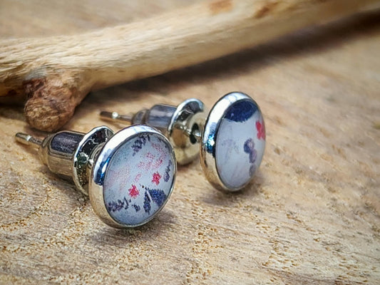 Clous d'oreille, acier inoxydable, cabochon de 6mm de diamètre en résine sur imprimé, motif asymétrique, fait main