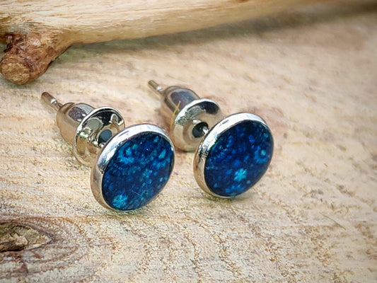 Clous d'oreille, acier inoxydable, cabochon de 6mm de diamètre en résine sur imprimé, motif asymétrique, fait main