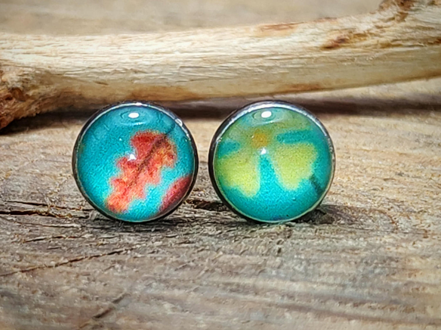 Clous d'oreille, cabochon de 6mm de diamètre en résine sur imprimé, fait main