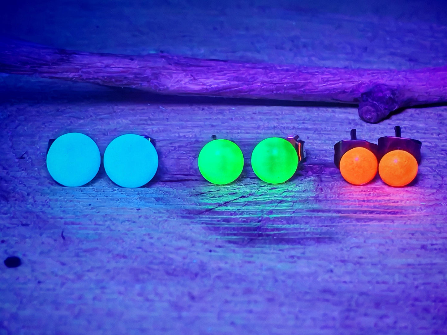 Clous d'oreille phosphorescents en résine, fait main, différentes tailles, différentes couleurs de métal et de résine