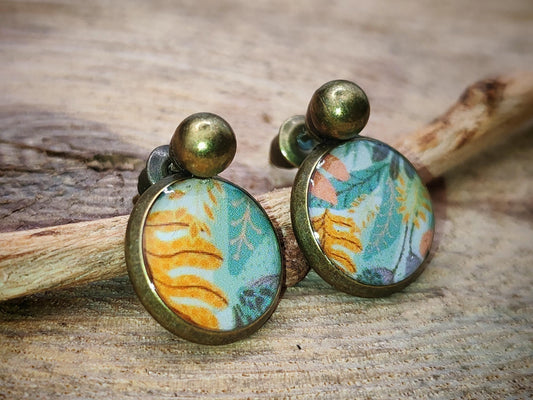 Puce d'oreille de 12mm de diamètre en résine sur imprimé, motif asymétrique, fait main