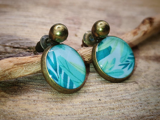 Puce d'oreille de 12mm de diamètre en résine sur imprimé, motif asymétrique, fait main