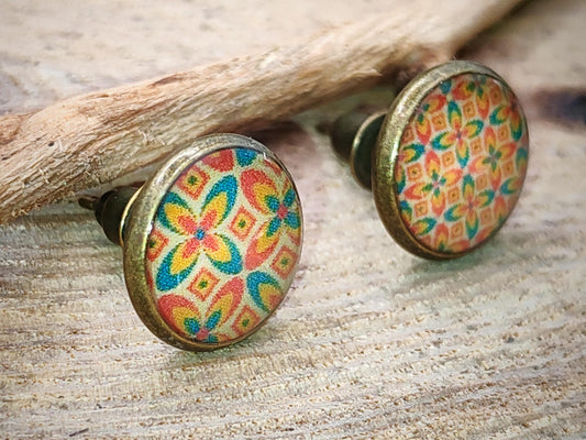 Clous d'oreille, cabochon de 10mm de diamètre en résine sur imprimé, motif asymétrique, fait main