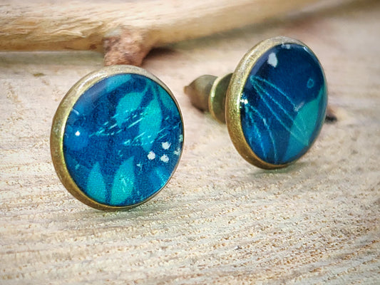 Clous d'oreille, cabochon de 10mm de diamètre en résine sur imprimé, motif asymétrique, fait main