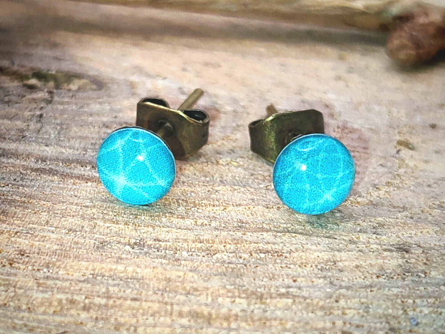 Clous d'oreille de 5mm de diamètre en résine sur imprimé, motif asymétrique, fait main