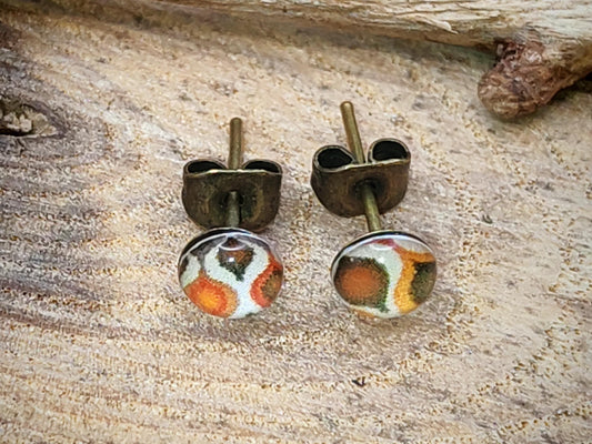 Clous d'oreille de 5mm de diamètre en résine sur imprimé, motif asymétrique, fait main